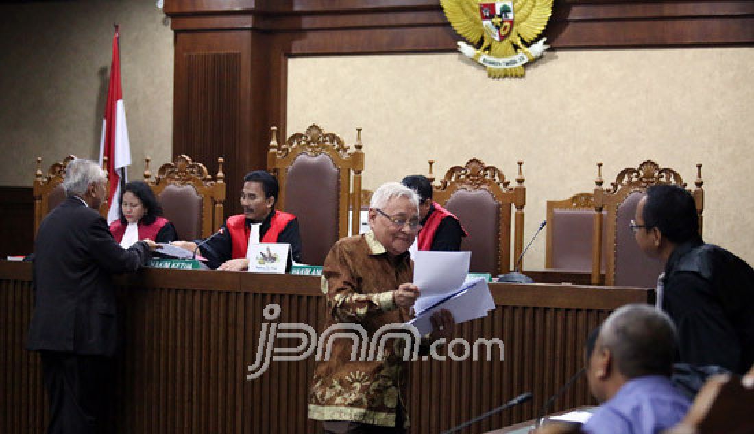 Terpidana yang juga advokat senior Otto Cornelis Kaligis mengikuti sidang upaya hukum luar biasa berupa Peninjauan Kembali (PK) ke Mahkamah Agung di Pengadilan Tipikor, Senin (13/3). Otto Cornelis Kaligis mengajukan PK terhadap putusan kasasi yang memperberat hukumannya menjadi 10 tahun. - JPNN.com