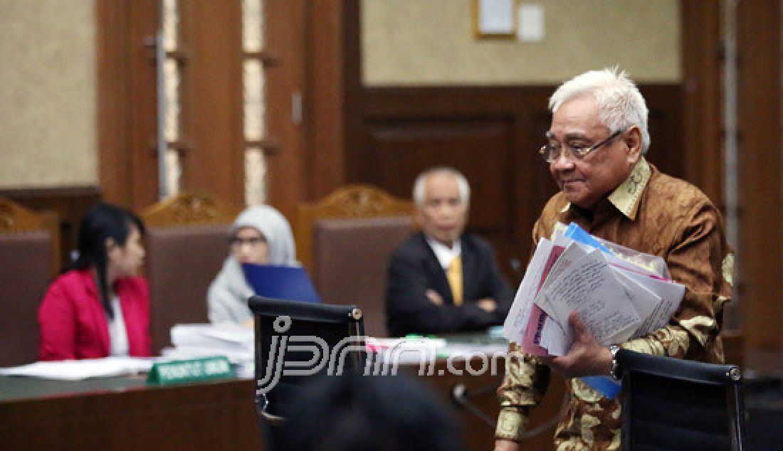 Terpidana yang juga advokat senior Otto Cornelis Kaligis mengikuti sidang upaya hukum luar biasa berupa Peninjauan Kembali (PK) ke Mahkamah Agung di Pengadilan Tipikor, Senin (13/3). Otto Cornelis Kaligis mengajukan PK terhadap putusan kasasi yang memperberat hukumannya menjadi 10 tahun. - JPNN.com