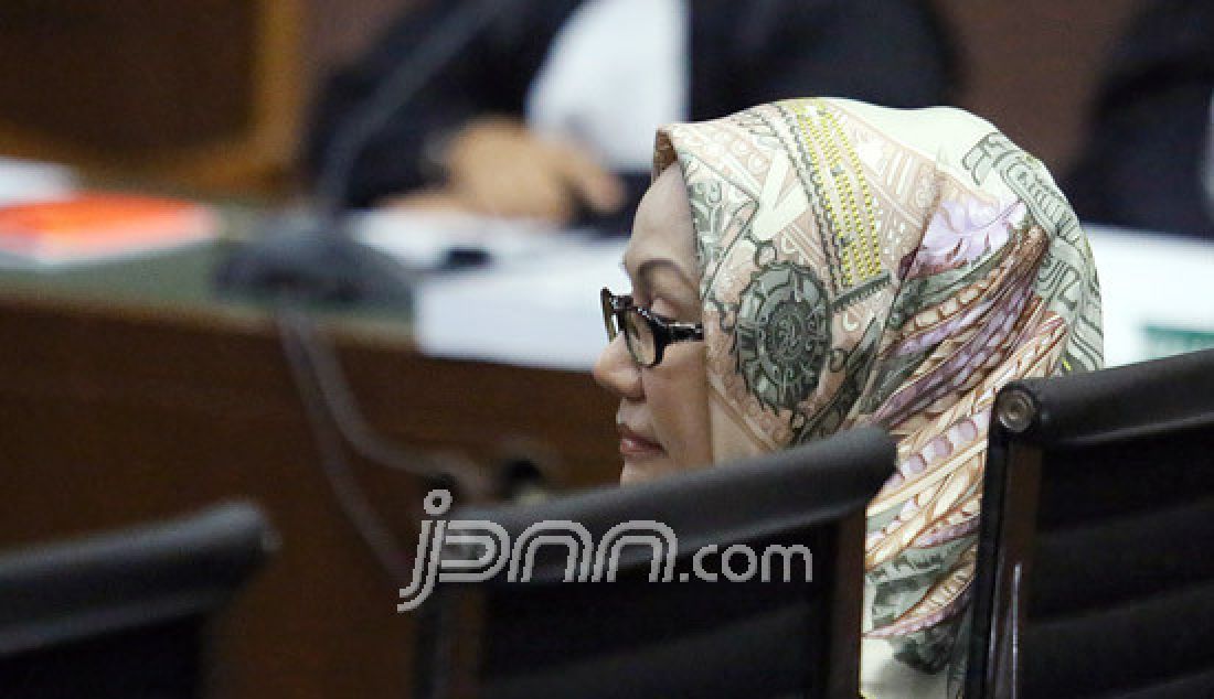 Terdakwa mantan Gubernur Banten Ratu Atut Chosiyah menjalani sidang lanjutan dengan agenda pemeriksaan saksi di Pengadilan Tipikor, Jakarta, Rabu (15/3). Atut didakwa merugikan keuangan negara Rp 79 miliar terkait kasus dugaan korupsi pengadaan alat kesehatan RS tahun anggaran 2012. - JPNN.com