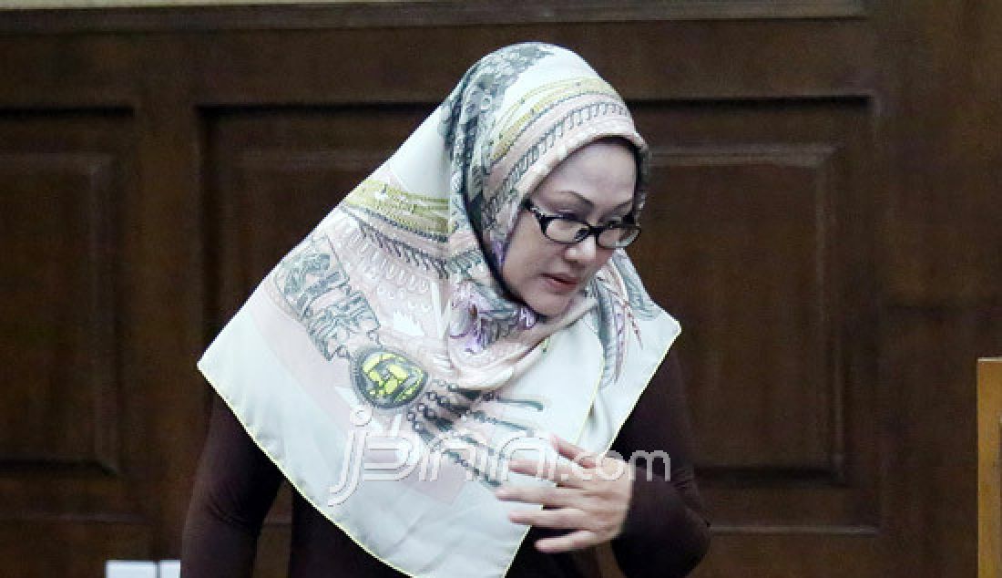 Terdakwa mantan Gubernur Banten Ratu Atut Chosiyah menjalani sidang lanjutan dengan agenda pemeriksaan saksi di Pengadilan Tipikor, Jakarta, Rabu (15/3). Atut didakwa merugikan keuangan negara Rp 79 miliar terkait kasus dugaan korupsi pengadaan alat kesehatan RS tahun anggaran 2012. - JPNN.com