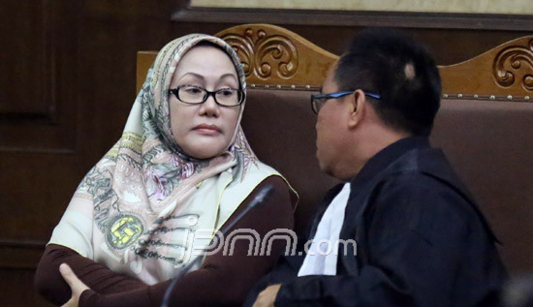 Terdakwa mantan Gubernur Banten Ratu Atut Chosiyah menjalani sidang lanjutan dengan agenda pemeriksaan saksi di Pengadilan Tipikor, Jakarta, Rabu (15/3). Atut didakwa merugikan keuangan negara Rp 79 miliar terkait kasus dugaan korupsi pengadaan alat kesehatan RS tahun anggaran 2012. - JPNN.com