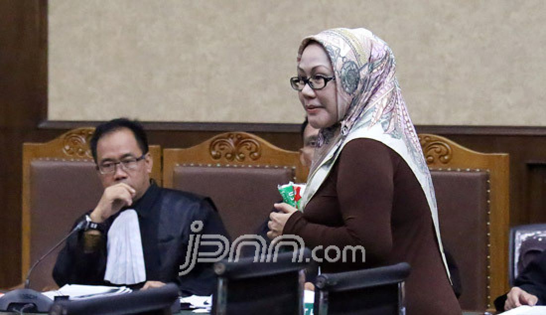 Terdakwa mantan Gubernur Banten Ratu Atut Chosiyah menjalani sidang lanjutan dengan agenda pemeriksaan saksi di Pengadilan Tipikor, Jakarta, Rabu (15/3). Atut didakwa merugikan keuangan negara Rp 79 miliar terkait kasus dugaan korupsi pengadaan alat kesehatan RS tahun anggaran 2012. - JPNN.com