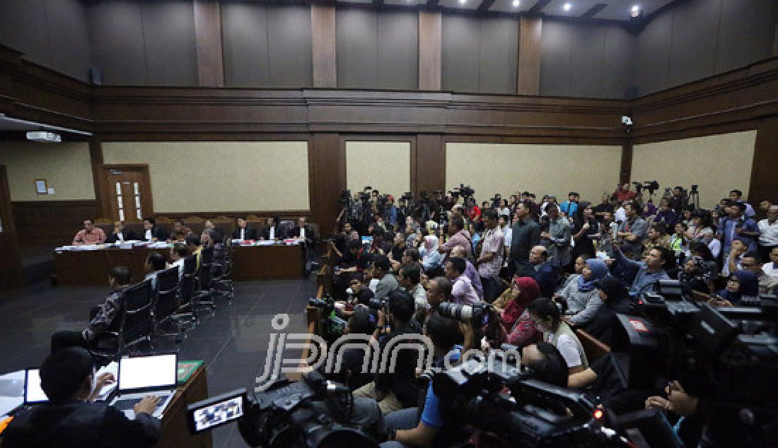 Mantan Menteri Dalam Negeri Gamawan Fauzi bersama mantan Ketua Komisi II DPR Chairuman Harahap (kiri) bersaksi pada sidang lanjutan dugaan Korupsi proyek E-KTP dengan terdakwa mantan pejabat Kementerian Dalam Negeri Irman dan Sugiharto di Pengadilan Tipikor Jakarta, Kamis (16/3). Sidang menghadirkan enam saksi, di antaranya Gamawan. - JPNN.com