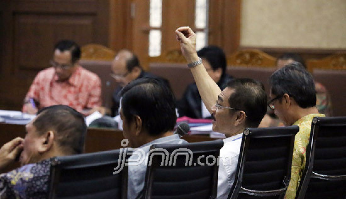 Mantan Menteri Dalam Negeri Gamawan Fauzi bersama mantan Ketua Komisi II DPR Chairuman Harahap (kiri) bersaksi pada sidang lanjutan dugaan Korupsi proyek E-KTP dengan terdakwa mantan pejabat Kementerian Dalam Negeri Irman dan Sugiharto di Pengadilan Tipikor Jakarta, Kamis (16/3). Sidang menghadirkan enam saksi, di antaranya Gamawan. - JPNN.com