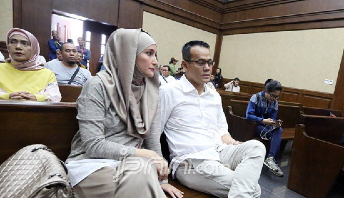 Direktur Utama PT. Merial Esa Fahmi Darmawansyah bersama Istrinya Inneke Koesherawati menunggu di ruang tunggu sidang di Pengadilan Tipikor, Jakarta, Senin (20/3). Fahmi menjadi terdakwa terkait kasus suap dalam proyek pengadaan monitoring satelit di Badan Keamanan Laut (Bakamla). - JPNN.com