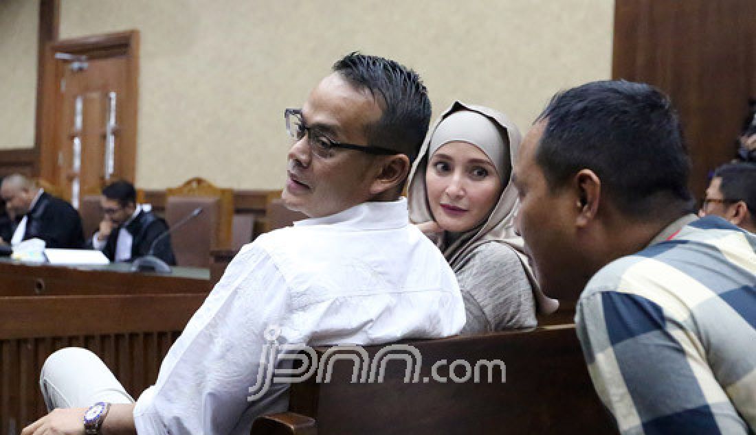 Direktur Utama PT. Merial Esa Fahmi Darmawansyah bersama Istrinya Inneke Koesherawati menunggu di ruang tunggu sidang di Pengadilan Tipikor, Jakarta, Senin (20/3). Fahmi menjadi terdakwa terkait kasus suap dalam proyek pengadaan monitoring satelit di Badan Keamanan Laut (Bakamla). - JPNN.com