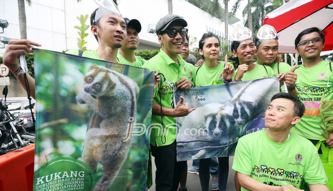 Penyanyi Nugie bersama Komunitas Kukangku mengkampanyekan penyelamatan hewan kukang pada Hari Hutan Internasional 2017, Jakarta, Minggu (26/3). Hewan Kukang banyak diburu dan diperdagangkan. - JPNN.com