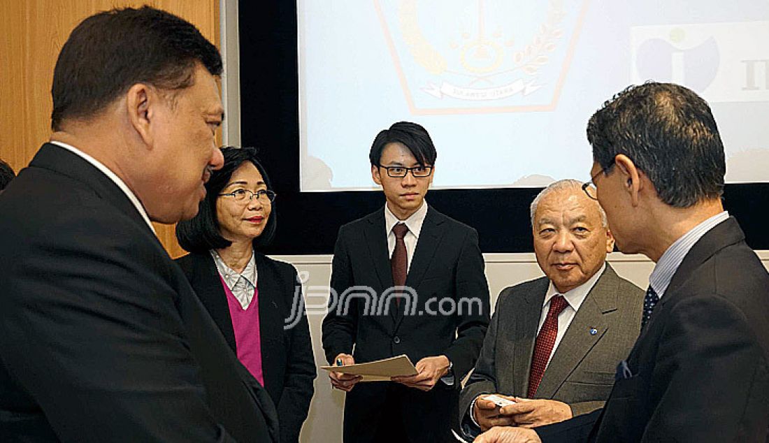 Gubernur Sulawesi Utara Olly Dondokambey dan Dirut IDEA Consultant Japan Dr Hideo Tabata foto bersama usai keduanya bertemu di kantor IDEA Consultant Japan, Osaka, Jepang, Rabu (29/3). Pertemuan tersebut menggagas kerjasama strategis dibidang perikanan dan kelautan di Propinsi Sulut. Ke depan Pemprov Sulut yang berencana membangun pusat kemaritiman atau Nort Sulawesi Marine Education Center juga akan mengembangkan sektor kepariwisataan. - JPNN.com