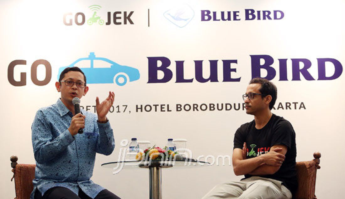 CEO Go-Jek Nadiem Makarim dan Dirut PT Blue Bird Purnomo Prawiro ketika peluncuran aplikasi Go-Bluebird, Jakarta, Kamis (30/3). Kerjasama kedua perusahaan itu untuk memudahkan masyarakat memesan taksi Blue Bird dalam aplikasi GO-JEK sekaligus meningkatkan produktivitas pengemudi. - JPNN.com