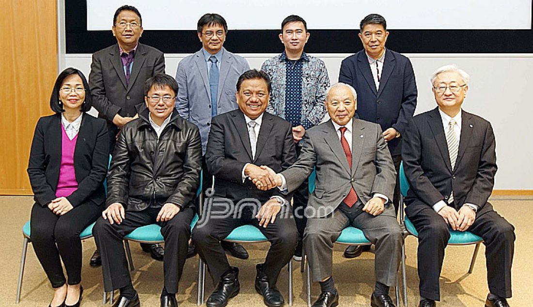 Gubernur Sulawesi Utara Olly Dondokambey dan Dirut IDEA Consultant Japan Dr Hideo Tabata foto bersama usai keduanya bertemu di kantor IDEA Consultant Japan, Osaka, Jepang, Rabu (29/3). Pertemuan tersebut menggagas kerjasama strategis dibidang perikanan dan kelautan di Propinsi Sulut. Ke depan Pemprov Sulut yang berencana membangun pusat kemaritiman atau Nort Sulawesi Marine Education Center juga akan mengembangkan sektor kepariwisataan. - JPNN.com