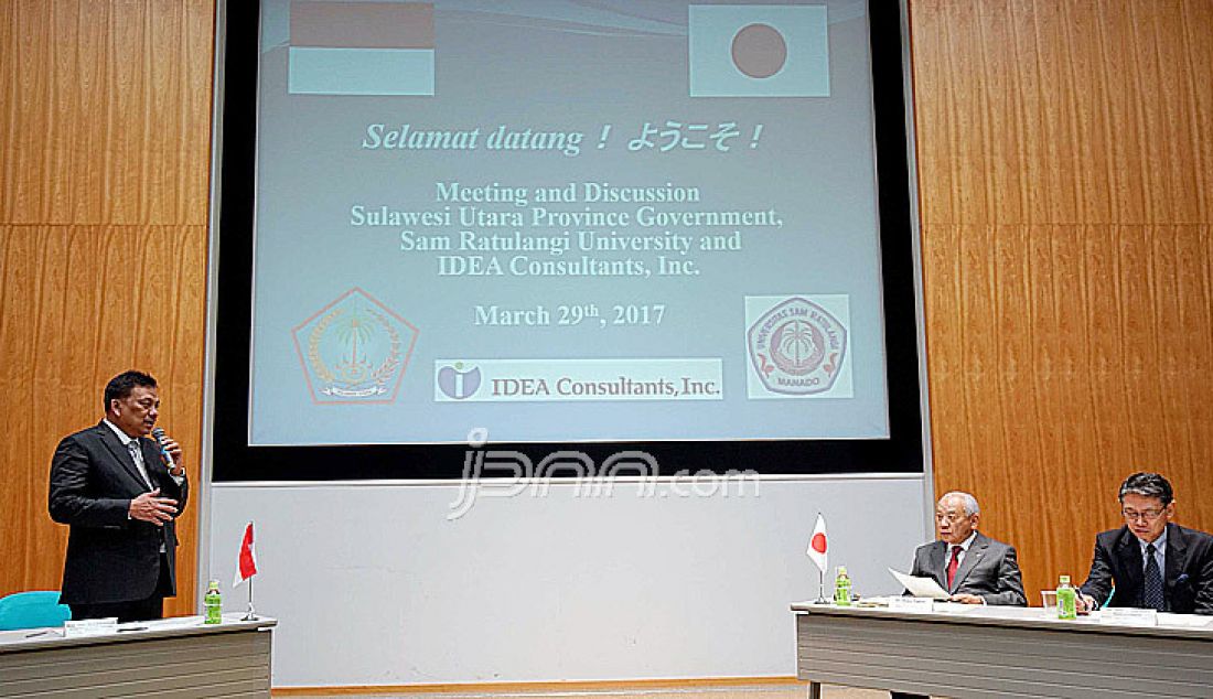 Gubernur Sulawesi Utara Olly Dondokambey dan Dirut IDEA Consultant Japan Dr Hideo Tabata foto bersama usai keduanya bertemu di kantor IDEA Consultant Japan, Osaka, Jepang, Rabu (29/3). Pertemuan tersebut menggagas kerjasama strategis dibidang perikanan dan kelautan di Propinsi Sulut. Ke depan Pemprov Sulut yang berencana membangun pusat kemaritiman atau Nort Sulawesi Marine Education Center juga akan mengembangkan sektor kepariwisataan. - JPNN.com