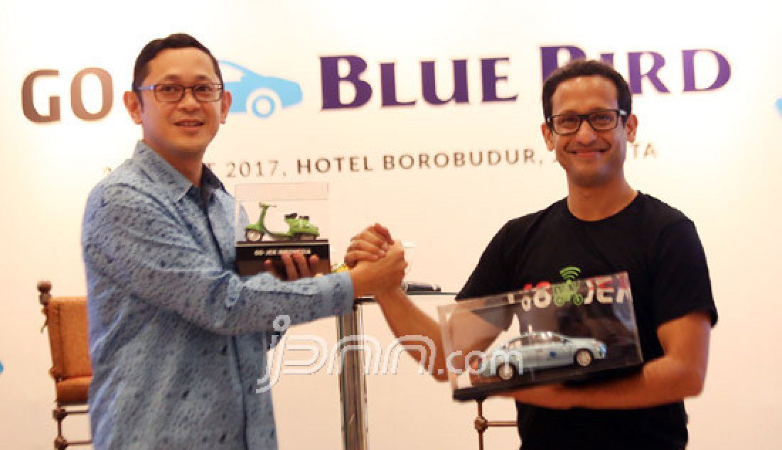 CEO Go-Jek Nadiem Makarim dan Dirut PT Blue Bird Purnomo Prawiro ketika peluncuran aplikasi Go-Bluebird, Jakarta, Kamis (30/3). Kerjasama kedua perusahaan itu untuk memudahkan masyarakat memesan taksi Blue Bird dalam aplikasi GO-JEK sekaligus meningkatkan produktivitas pengemudi. - JPNN.com