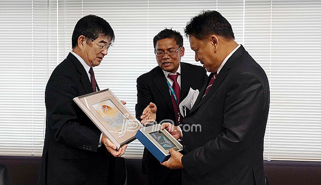 Gubernur Sulawesi Utara Olly Dondokambey bertukar cinderamata dengan President of International Manpower Development Organization (IM Japan) Mr Kyoei Yanagishawa usai bertemu seputar kerjasama program di Osaka, Jepang, Jumat (31/3). Kerjasama dimaksud adalah program magang bagi putra-putri lulusan SMA sederajat dari Sulut ke Negeri Sakura selama kurang lebih tiga tahun. Dalam prosesnya, mereka harus mengikuti pendidikan pra magang di daerah dan pendidikan lanjutan sebelum nantinya diberangkatkan ke Jepang. - JPNN.com