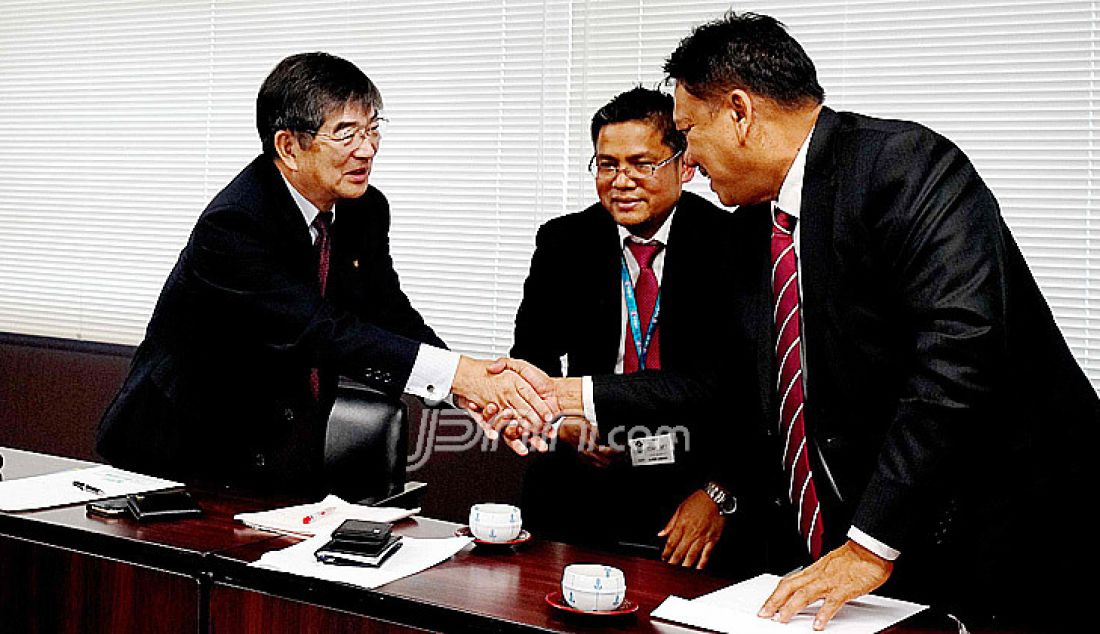 Gubernur Sulawesi Utara Olly Dondokambey (kanan) bersalaman dengan President of International Manpower Development Organization (IM Japan) Mr Kyoei Yanagishawa (kiri) pada kunjungan kerja ke Osaka, Jepang, Jumat (31/3). Kunjungan tersebut membahas program magang bagi putra-putri lulusan SMA sederajat dari Sulut ke Negeri Sakura selama kurang lebih tiga tahun. Dalam prosesnya, mereka harus mengikuti pendidikan pra magang di daerah dan pendidikan lanjutan sebelum nantinya diberangkatkan ke Jepang. - JPNN.com