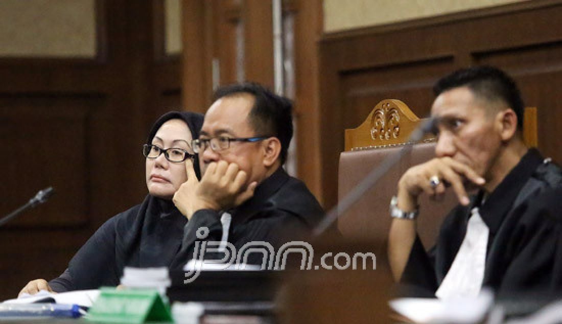 Terdakwa mantan Gubernur Banten Ratu Atut Chosiyah menjalani sidang lanjutan dengan agenda pemeriksaan saksi di Pengadilan Tipikor, Jakarta, Rabu (5/4). Atut didakwa merugikan keuangan negara Rp 79 miliar terkait kasus dugaan korupsi angggaran pengadaan alat kesehatan RS Rujukan Pemprov Banten pada Dinas Kesehatan 2012. - JPNN.com