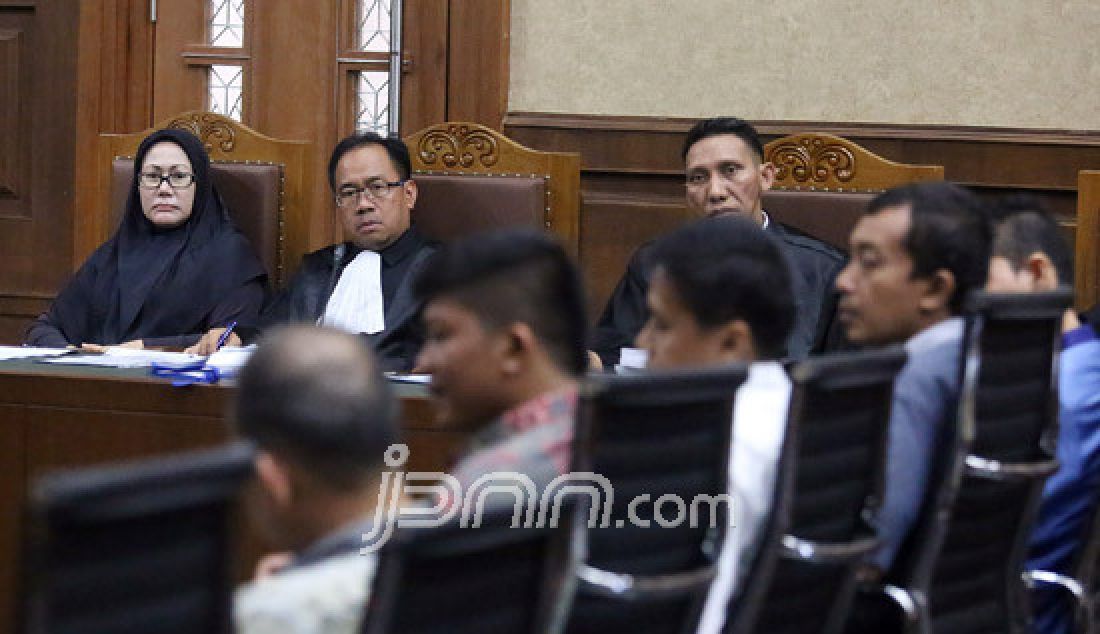 Terdakwa mantan Gubernur Banten Ratu Atut Chosiyah menjalani sidang lanjutan dengan agenda pemeriksaan saksi di Pengadilan Tipikor, Jakarta, Rabu (5/4). Atut didakwa merugikan keuangan negara Rp 79 miliar terkait kasus dugaan korupsi angggaran pengadaan alat kesehatan RS Rujukan Pemprov Banten pada Dinas Kesehatan 2012. - JPNN.com