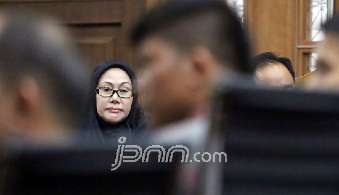 Terdakwa mantan Gubernur Banten Ratu Atut Chosiyah menjalani sidang lanjutan dengan agenda pemeriksaan saksi di Pengadilan Tipikor, Jakarta, Rabu (5/4). Atut didakwa merugikan keuangan negara Rp 79 miliar terkait kasus dugaan korupsi angggaran pengadaan alat kesehatan RS Rujukan Pemprov Banten pada Dinas Kesehatan 2012. - JPNN.com