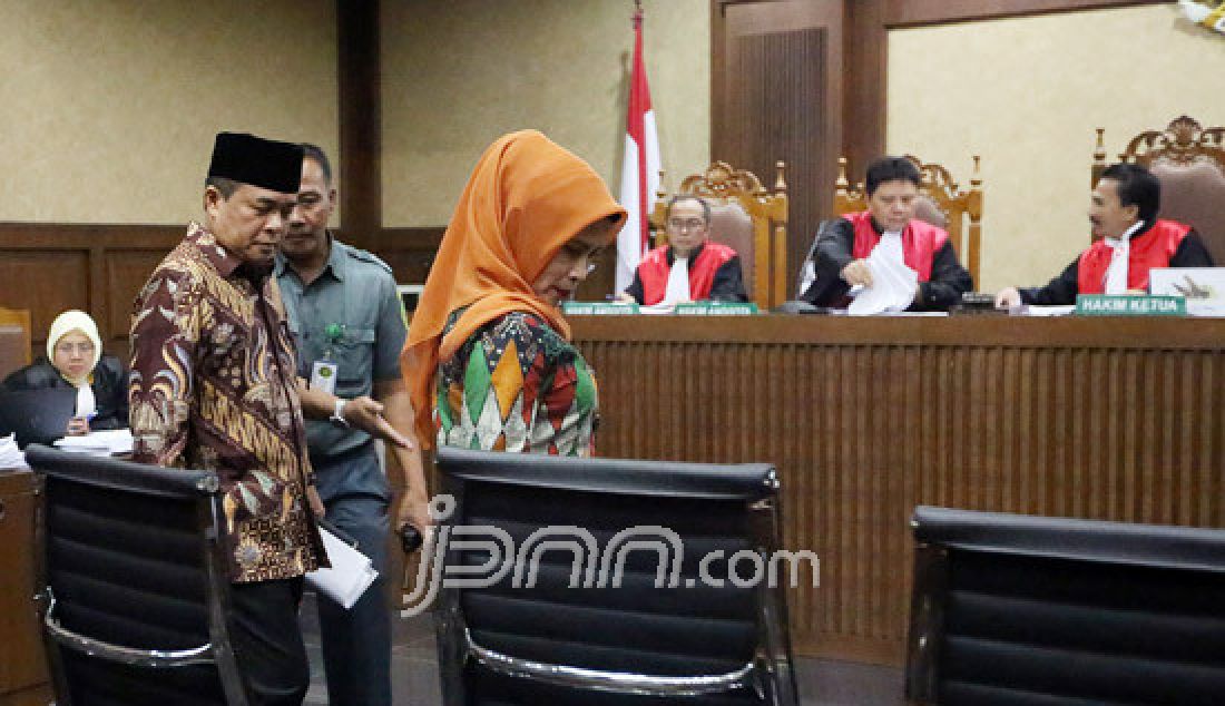 Anggota DPR Ade Komarudin dan Mantan pegawai Kementerian Dalam Negeri Suciati bersaksi pada sidang lanjutan dugaan Korupsi proyek E-KTP dengan terdakwa mantan pejabat Kemendagri Irman dan Sugiharto di Pengadilan Tipikor Jakarta, Kamis (6/4). JPU hadirkan delapan orang saksi salah satunya Ketua DPR Setya Novanto. - JPNN.com