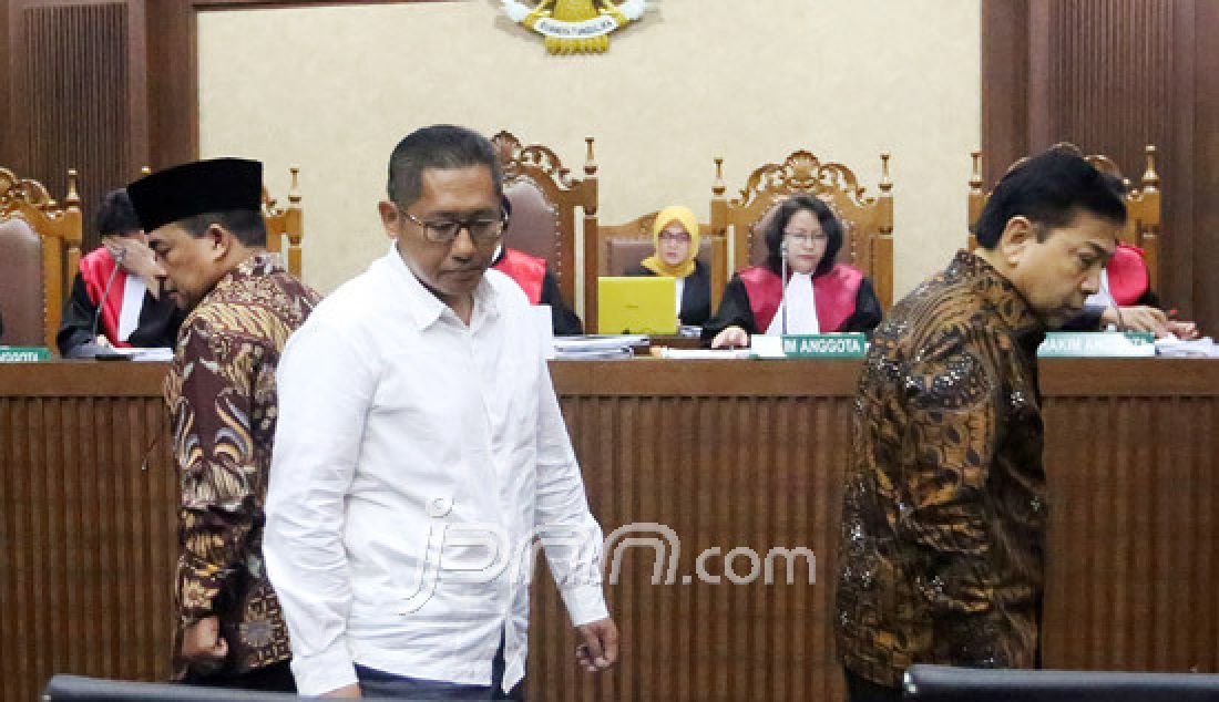 Ketua DPR Setya Novanto, Mantan Ketua Fraksi Partai Demokrat Anas Urbaningrumdan Anggota DPR Ade Komarudin bersaksi pada sidang lanjutan dugaan Korupsi proyek E-KTP dengan terdakwa mantan pejabat Kemendagri Irman dan Sugiharto di Pengadilan Tipikor Jakarta, Kamis (6/4). JPU hadirkan delapan orang saksi salah satunya Ketua DPR Setya Novanto. - JPNN.com