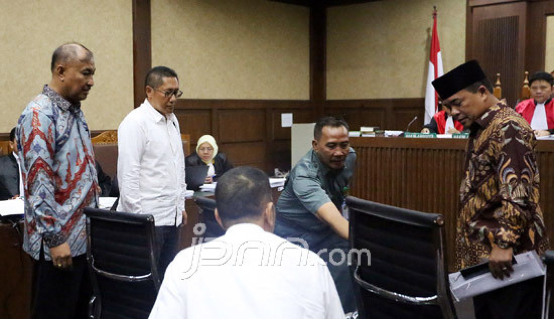 Mantan Ketua Fraksi Partai Demokrat Anas Urbaningrum, Anggota DPR Ade Komarudin dan Mantan Anggota DPR Markus Nari bersaksi pada sidang lanjutan dugaan Korupsi proyek E-KTP dengan terdakwa mantan pejabat Kemendagri Irman dan Sugiharto di Pengadilan Tipikor Jakarta, Kamis (6/4). JJPU hadirkan delapan orang saksi salah satunya Ketua DPR Setya Novanto. - JPNN.com