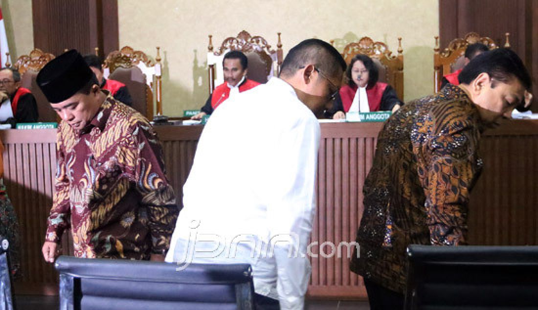 Ketua DPR Setya Novanto, Mantan Ketua Fraksi Partai Demokrat Anas Urbaningrumdan Anggota DPR Ade Komarudin bersaksi pada sidang lanjutan dugaan Korupsi proyek E-KTP dengan terdakwa mantan pejabat Kemendagri Irman dan Sugiharto di Pengadilan Tipikor Jakarta, Kamis (6/4). JPU hadirkan delapan orang saksi salah satunya Ketua DPR Setya Novanto. - JPNN.com