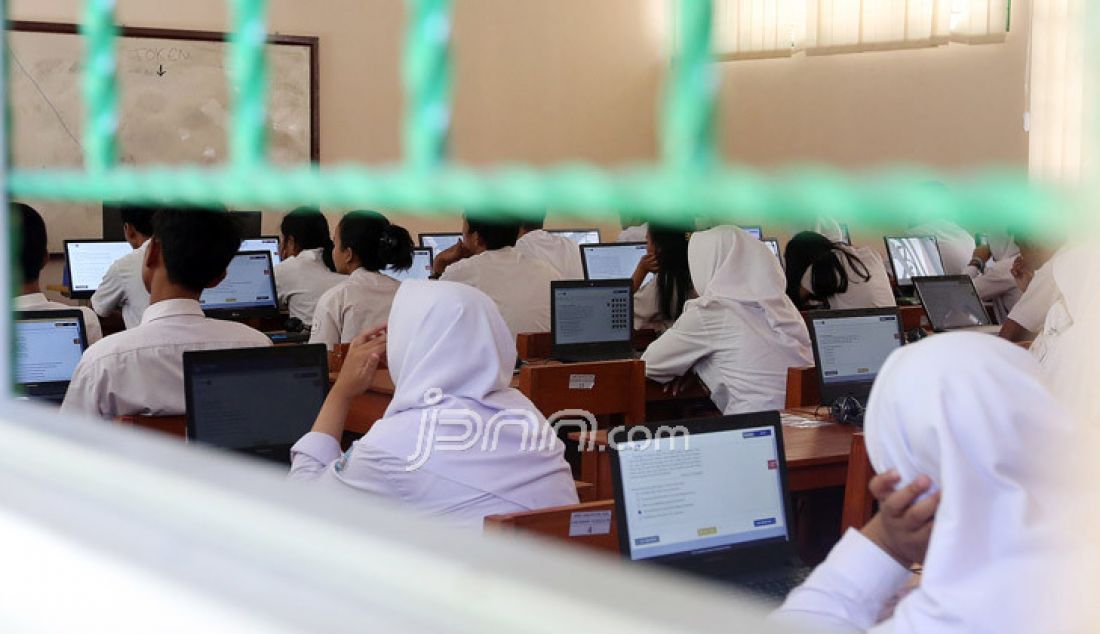 Siswa mengikuti Ujian Nasional Berbasis Komputer (UNBK) hari pertama di SMA N I Tajur Halang, Kabupaten Bogor, Jawa Barat, Senin (10/4). Pihak sekolah menyiapkan empat ruangan untuk pelaksanaan ujian tersebut dan menyiapkan jenset. - JPNN.com