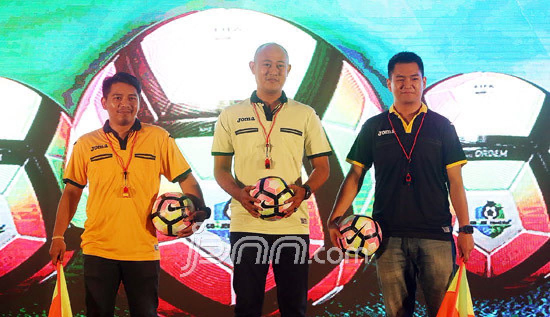 Tiga orang model saat memakai seragam wasit dan membawa bola pada lauching GO-JEK Traveloka Liga 1, Jakarta, Senin (10/4). Seragam dan bola tersebut yang akan digunakan pada kompetisi GO-JEK Traveloka Liga 1. - JPNN.com