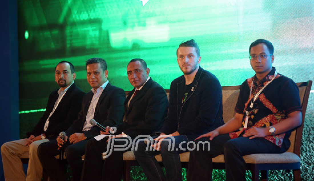 (Kanan) Head of Marketing Traveloka Dannis Muhammad, Chief Marketing Officer Go-JEK Indonesia Piotr Jakubowski, Dirut PT Liga Indonesia Baru Berlinton dan Ketua Umum PSSI Edy Rahmayadi saat menghadiri lauching GO-JEK Traveloka Liga 1, Jakarta, Senin (10/4). GO-JEK Traveloka Liga 1 diikuti 18 klub dan akan mulai pada 15 April 2017. - JPNN.com