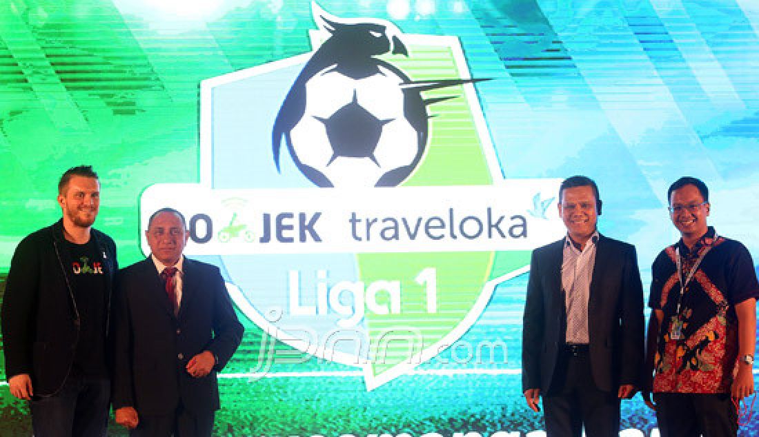 Chief Marketing Officer Go-JEK Indonesia Piotr Jakubowski, Ketua Umum PSSI Edy Rahmayadi, Dirut PT Liga Indonesia Baru Berlinton Siahaan dan Head of Marketing Traveloka Dannis Muhammad saat berfoto bersama pada lauching GO-JEK Traveloka Liga 1, Jakarta, Senin (10/4). GO-JEK Traveloka Liga 1 diikuti 18 klub dan akan mulai pada 15 April 2017. - JPNN.com