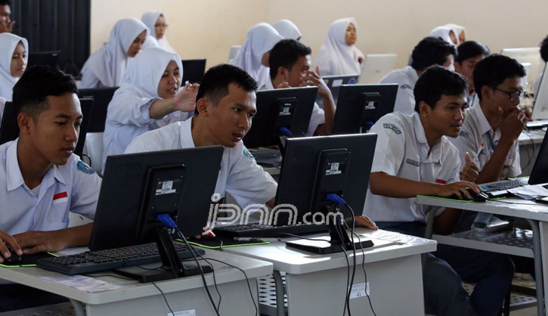 Siswa mengikuti Ujian Nasional Berbasis Komputer (UNBK) hari pertama di SMA N I Tajur Halang, Kabupaten Bogor, Jawa Barat, Senin (10/4). Pihak sekolah menyiapkan empat ruangan untuk pelaksanaan ujian tersebut dan menyiapkan jenset. - JPNN.com