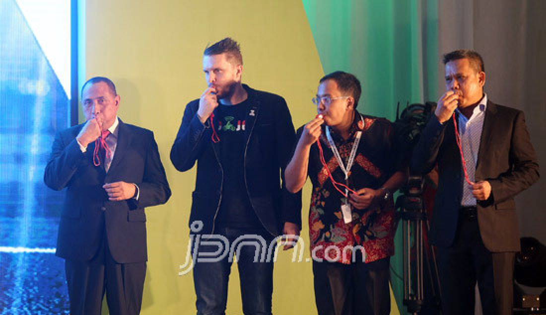 (Kiri) Ketua Umum PSSI Edy Rahmayadi, Chief Marketing Officer Go-JEK Indonesia Piotr Jakubowski, Head of Marketing Traveloka Dannis Muhammad dan Dirut PT Liga Indonesia Baru Berlinton Siahaan saat meniup peluit pada lauching GO-JEK Traveloka Liga 1, Jakarta, Senin (10/4). GO-JEK Traveloka Liga 1 diikuti 18 klub dan akan mulai pada 15 April 2017. - JPNN.com