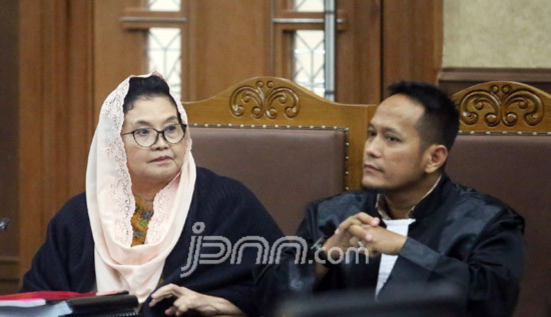 Terdakwa kasus dugaan korupsi Alat Kesehatan (alkes) untuk kebutuhan pusat penanggulangan krisis APBN tahun anggaran 2007, Siti Fadilah Supari menjalani sidang lanjutan dengan agenda pemeriksaan saksi di Pengadilan Tipikor, Jakarta, Rabu (12/4). JPU menghadirkan tiga orang saksi. - JPNN.com