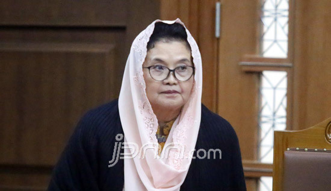 Terdakwa kasus dugaan korupsi Alat Kesehatan (alkes) untuk kebutuhan pusat penanggulangan krisis APBN tahun anggaran 2007, Siti Fadilah Supari menjalani sidang lanjutan dengan agenda pemeriksaan saksi di Pengadilan Tipikor, Jakarta, Rabu (12/4). JPU menghadirkan tiga orang saksi. - JPNN.com