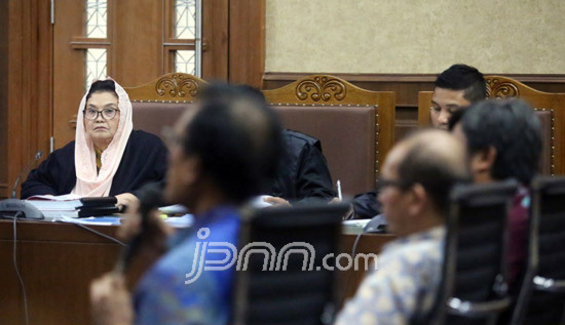 Terdakwa kasus dugaan korupsi Alat Kesehatan (alkes) untuk kebutuhan pusat penanggulangan krisis APBN tahun anggaran 2007, Siti Fadilah Supari menjalani sidang lanjutan dengan agenda pemeriksaan saksi di Pengadilan Tipikor, Jakarta, Rabu (12/4). JPU menghadirkan tiga orang saksi. - JPNN.com