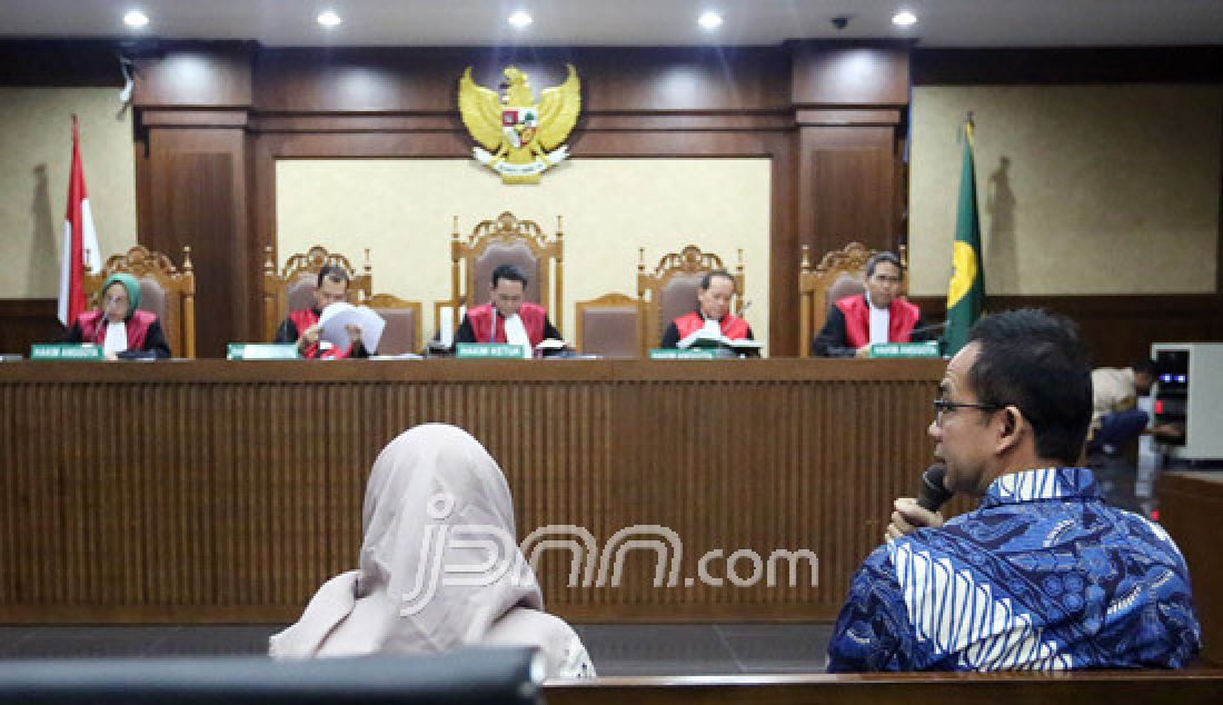 Adik Kandung Atut, Tubagus Chaeril Wardana bersaksi pada sidang lanjutan kasus dugaan korupsi angggaran pengadaan alat kesehatan RS Rujukan Pemprov Banten pada Dinas Kesehatann tahun anggaran 2012 dengan terdakwa mantan Gubernur Banten Ratu Atut Chosiyah di Pengadilan Tipikor, Jakarta, Rabu (12/4). JPU menghadirkan sembilan saksi. - JPNN.com