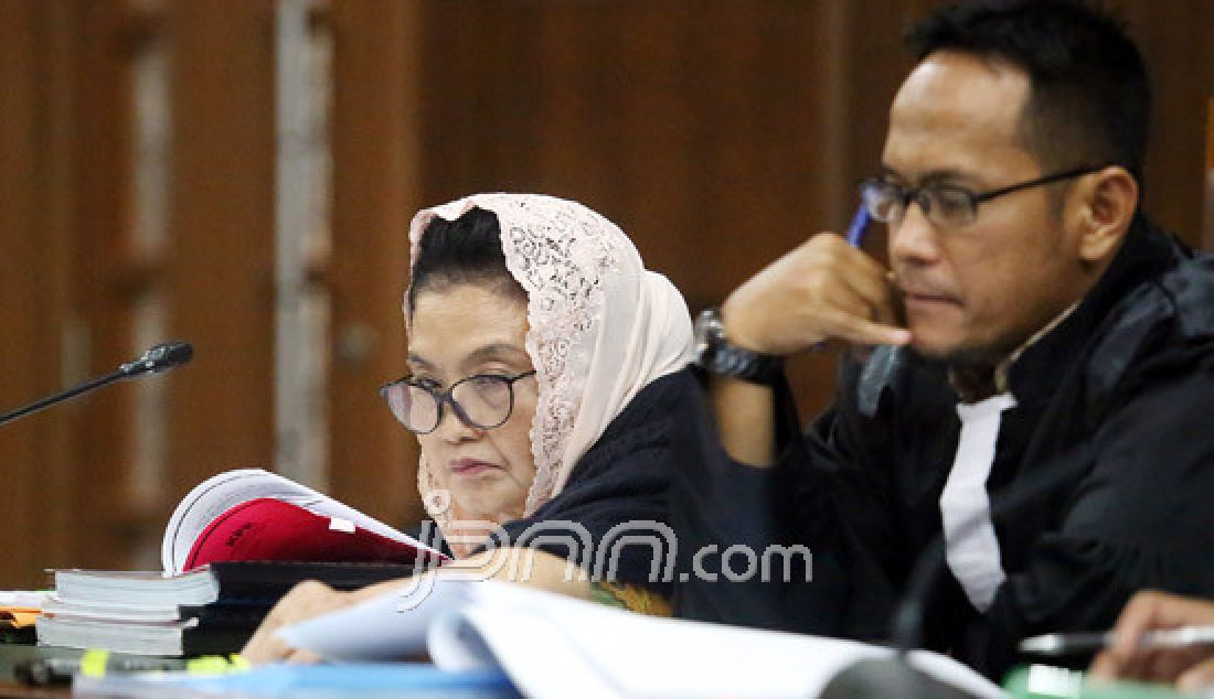 Terdakwa kasus dugaan korupsi Alat Kesehatan (alkes) untuk kebutuhan pusat penanggulangan krisis APBN tahun anggaran 2007, Siti Fadilah Supari menjalani sidang lanjutan dengan agenda pemeriksaan saksi di Pengadilan Tipikor, Jakarta, Rabu (12/4). JPU menghadirkan tiga orang saksi. - JPNN.com