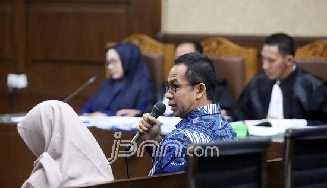 Adik Kandung Atut, Tubagus Chaeril Wardana bersaksi pada sidang lanjutan kasus dugaan korupsi angggaran pengadaan alat kesehatan RS Rujukan Pemprov Banten pada Dinas Kesehatann tahun anggaran 2012 dengan terdakwa mantan Gubernur Banten Ratu Atut Chosiyah di Pengadilan Tipikor, Jakarta, Rabu (12/4). JPU menghadirkan sembilan saksi. - JPNN.com