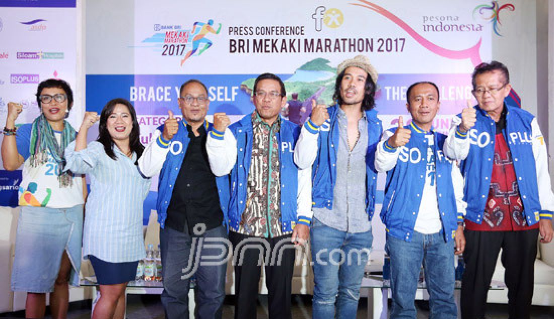 Bupati Lombok Barat Fauzan Khalid (kedua kanan) dan Artis Peserta Lari Chicco Jerikho saat menghadiri konferensi Pers BRI Mekaki Marathon 2017 di Jakarta, jumat (21/4). BRI Mekaki Marathon akan berlangsung 30 April di Teluk Mekaki, Lombok Barat, NTB meliputi kategori full-marathon (FM), half-marathon (HM), 10K dan 5K. - JPNN.com
