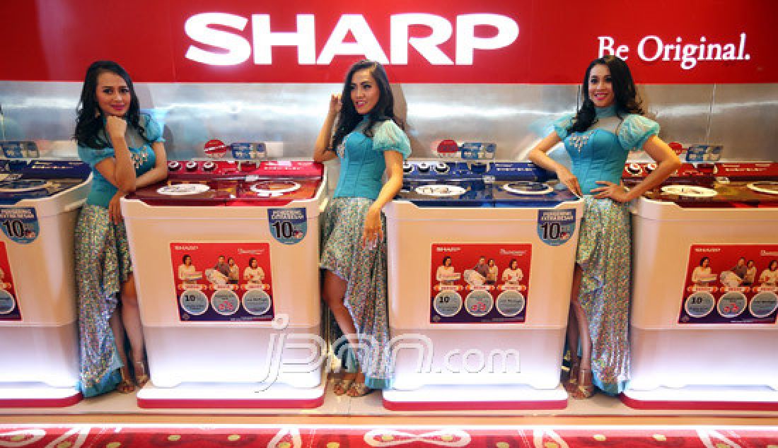 Model saat memperkenalkan mesin cuci dua tabung berkapasitas 14 kg dan 12 kg, Jakarta, Rabu (26/4). Mesin cuci tersebut memiliki kapasitas yang besar, mesin yang bandel dan harga yang terjangkau. - JPNN.com