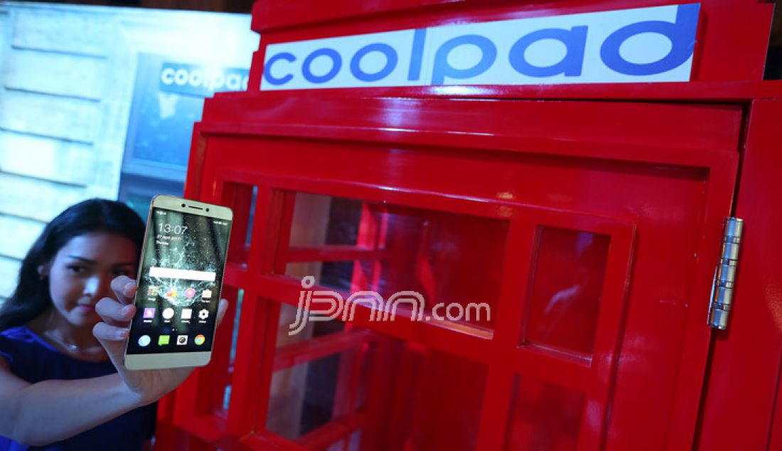 Seorang Model saat menunjukan smartphone Cool Dual pada peluncuran produk coolpad di Jakarta, Kamis (27/4). Cool Dual merupakan ponsel dengan dua buah kamera beresolusi 13+13 MP dengan kecepatan auto fokus 0,1 detik. - JPNN.com