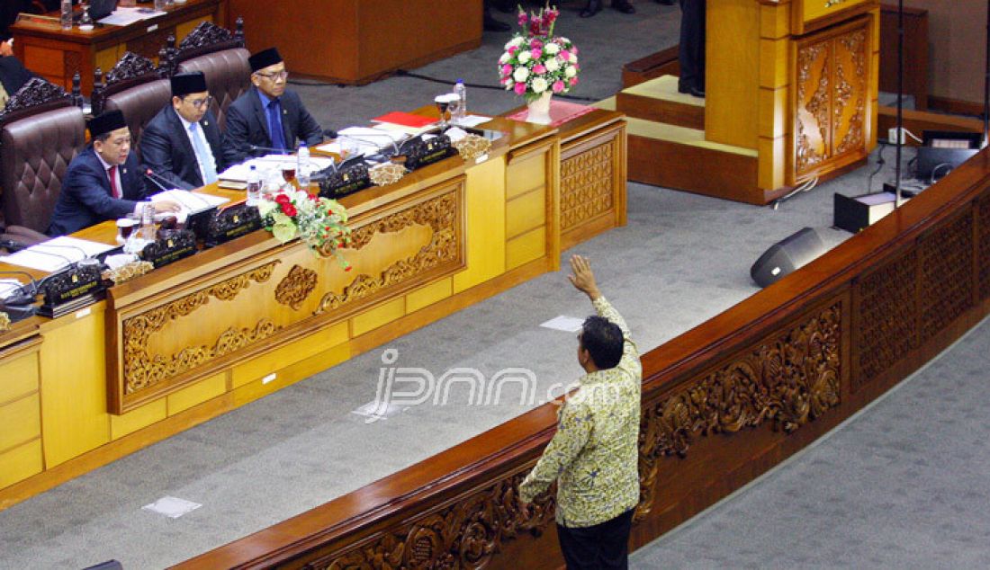 Ketua Fraksi Partai Gerindra Ahmad Muzani menyampaikan penolakan terkait penetapan Hak Angket KPK kepada Pimpinan Rapat Paripurna Fahri Hamzah (tengah) didampingi Ketua DPR Setya Novanto (kedua kiri) Wakil Ketua DPR Taufik Kurniawan (kiri) dan Agus Hermanto (kanan) dan Fadli Zon (kedua kanan) dalam Rapat Paripurna DPR di Kompleks Parlemen, Senayan, Jakarta, Jum'at (28/4). Fraksi Partai Gerindra menolak penetapan Usulan hak angket Komisi III DPR terhadap KPK terkait Berita Acara Pemeriksaan (BAP) mantan anggota Komisi II DPR, Miryam S. Haryani, dalam kasus korupsi e-KTP dalam Rapat Paripurna. - JPNN.com