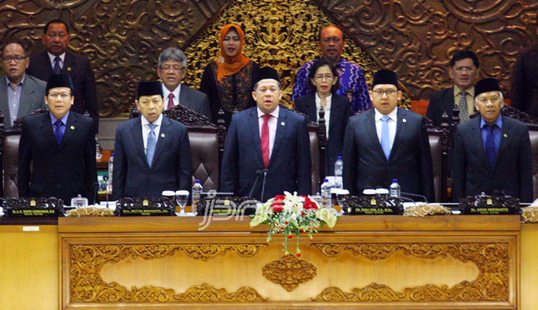 Ketua Fraksi Partai Gerindra Ahmad Muzani menyampaikan penolakan terkait penetapan Hak Angket KPK kepada Pimpinan Rapat Paripurna Fahri Hamzah (tengah) didampingi Ketua DPR Setya Novanto (kedua kiri) Wakil Ketua DPR Taufik Kurniawan (kiri) dan Agus Hermanto (kanan) dan Fadli Zon (kedua kanan) dalam Rapat Paripurna DPR di Kompleks Parlemen, Senayan, Jakarta, Jum'at (28/4). Fraksi Partai Gerindra menolak penetapan Usulan hak angket Komisi III DPR terhadap KPK terkait Berita Acara Pemeriksaan (BAP) mantan anggota Komisi II DPR, Miryam S. Haryani, dalam kasus korupsi e-KTP dalam Rapat Paripurna. - JPNN.com