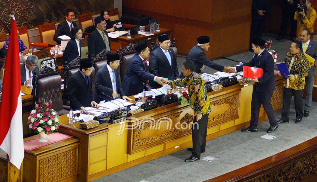 Anggota Komisi III Fraksi Nasdem Taufiqul Hadi menyerahkan draft usulan Hak Angket KPK kepada Pimpinan Rapat Paripurna Fahri Hamzah (tengah) didampingi Ketua DPR Setya Novanto (kedua kiri) dan Wakil Ketua DPR Taufik Hidayat (kiri) serta Fadli Zon (kanan) dan Agus Hermanto (kedua kanan) saat Rapat Paripurna DPR di Kompleks Parlemen, Senayan, Jakarta, Jum'at (28/4). Rapat Paripurna menetapkan usulan Hak Angket KPK yang diajukan oleh Anggota Komisi III Fraksi Nasdem Taufiqul Hadi. - JPNN.com