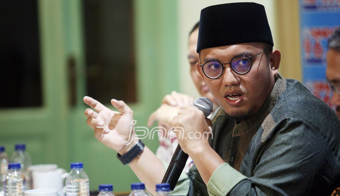 Ketua Umum Pemuda Muhammadiyah Dahnil Anzhar Simanjuntak menjadi pembicara pada diskusi bertema Ahok, Jaksa dan Palu Hakim, Jakarta, Sabtu (29/4). - JPNN.com