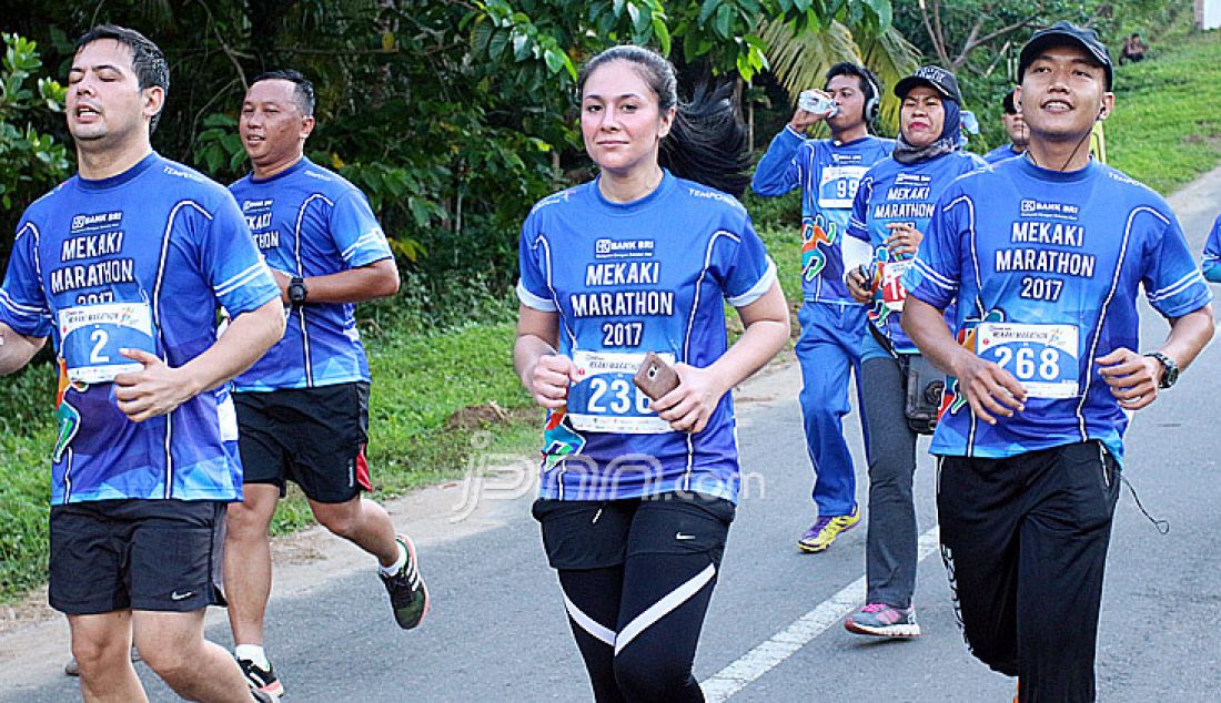 BRI Mekaki Marathon 2017 diselenggarakan diTeluk Mekaki, Lombok Barat, Nusa Tenggara Barat, Minggu (30/4). Sejumlah artis papan atas dan tokoh nasional turut meramaikan event BRI Mekaki Marathon tersebut diantaranya, Bupati Lombok Barat, Fauzan Khalib, Pengamat Ekonomi, Faisal Basri, Pengamat Politik Yunarto Wijaya, Chicco Jerikho, Wulan Guritno, Julie Estelle, Fajar 