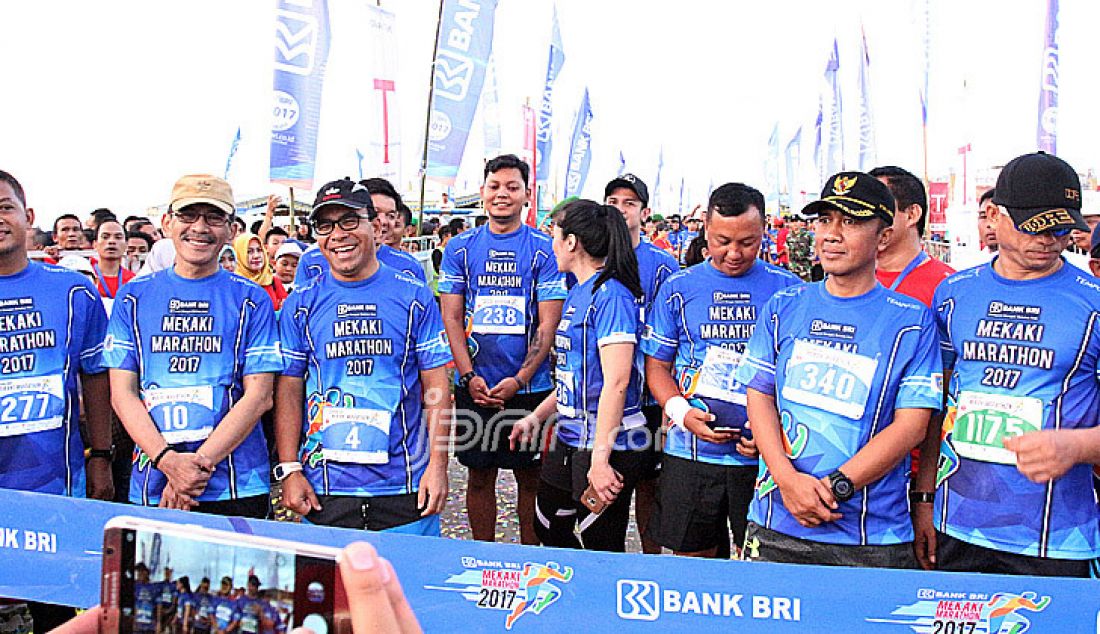 BRI Mekaki Marathon 2017 diselenggarakan diTeluk Mekaki, Lombok Barat, Nusa Tenggara Barat, Minggu (30/4). Sejumlah artis papan atas dan tokoh nasional turut meramaikan event BRI Mekaki Marathon tersebut diantaranya, Bupati Lombok Barat, Fauzan Khalib, Pengamat Ekonomi, Faisal Basri, Pengamat Politik Yunarto Wijaya, Chicco Jerikho, Wulan Guritno, Julie Estelle, Fajar 