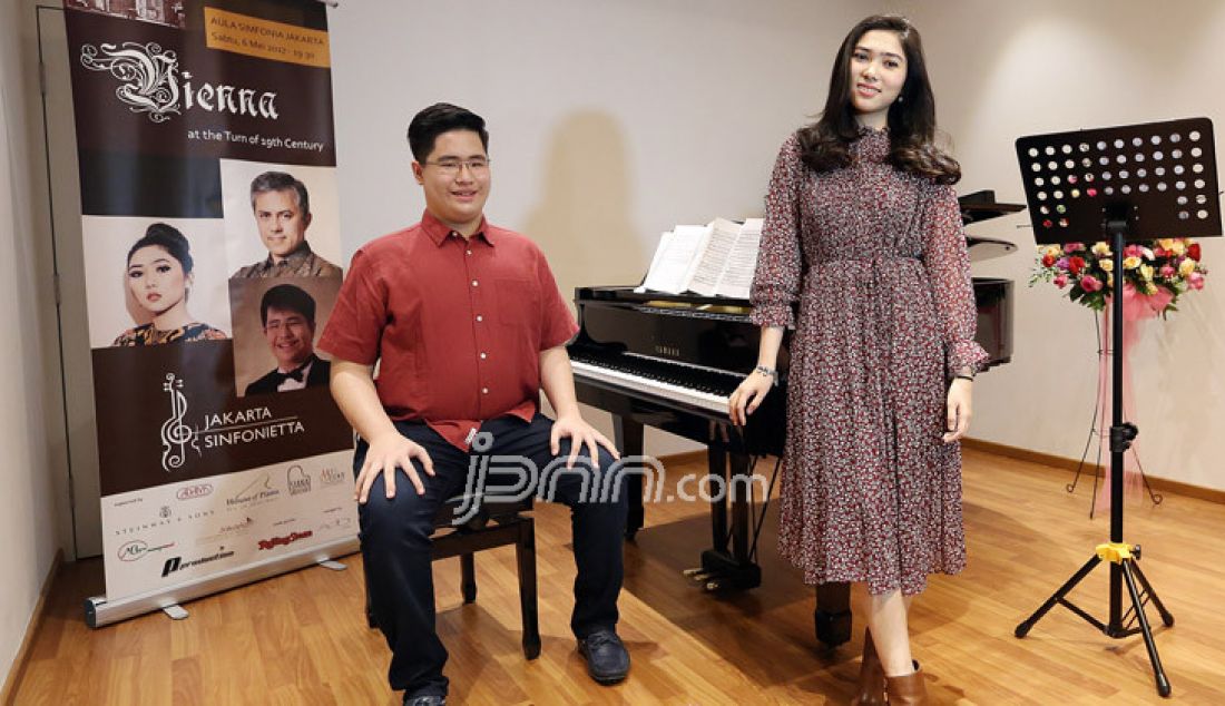 Konduktor Orkes Iswargia R. Sudarno (tengah) bersama Penyanyi Isyana Sarasvati (kiri) dan Pianis Jonathan Kuo memberikan keterangan terkait penyelenggaraan konser di Jakarta, Rabu (3/5). Konser bertema 