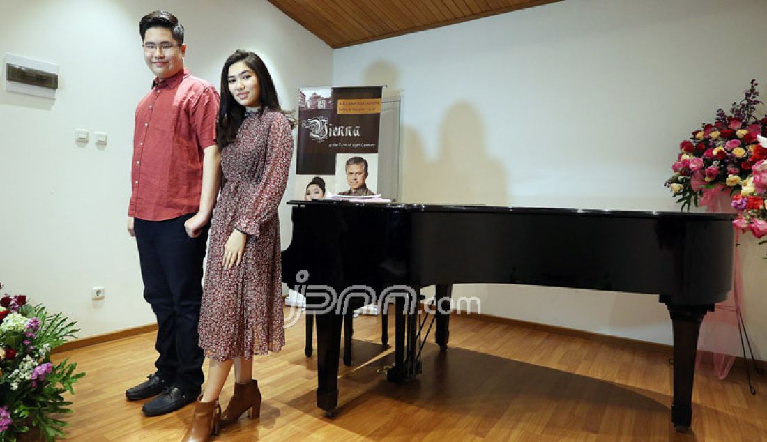 Konduktor Orkes Iswargia R. Sudarno (tengah) bersama Penyanyi Isyana Sarasvati (kiri) dan Pianis Jonathan Kuo memberikan keterangan terkait penyelenggaraan konser di Jakarta, Rabu (3/5). Konser bertema 