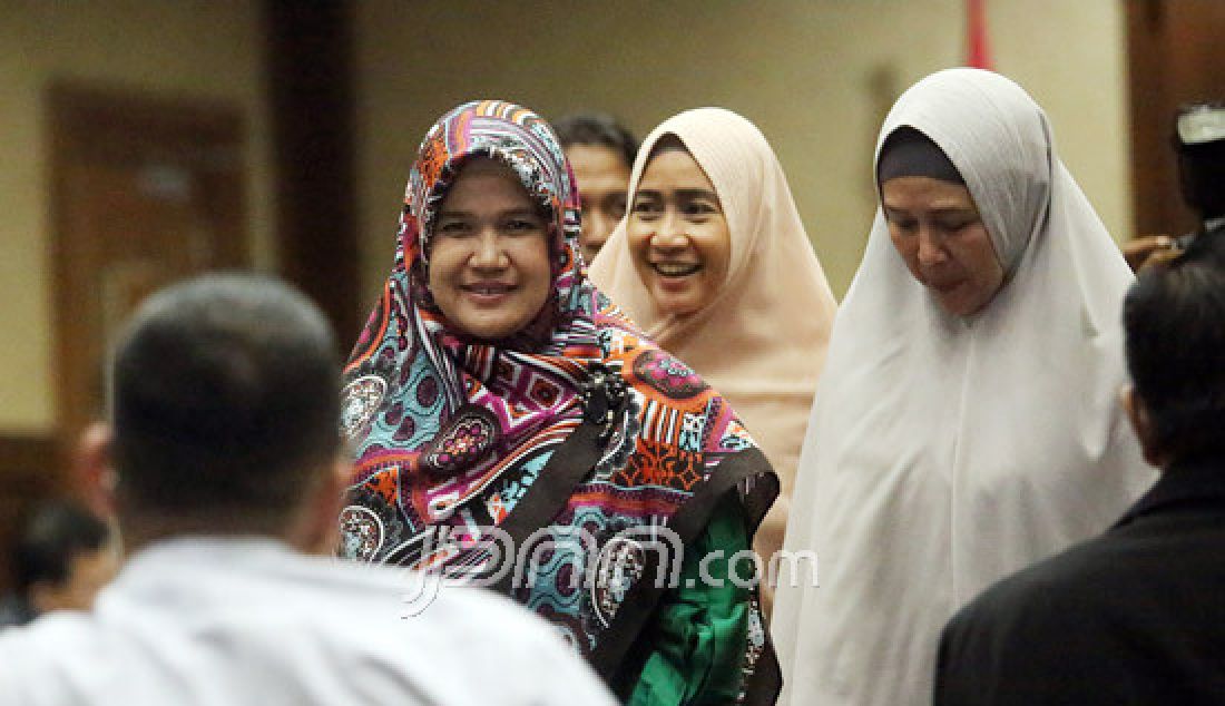 Pelawak Sri Wahyuningsih (Cici Tegal) bersaksi pada sidang kasus dugaan korupsi Alat Kesehatan (alkes) untuk kebutuhan pusat penanggulangan krisis APBN tahun anggaran 2007 dengan terdakwa Siti Fadilah Supari di Pengadilan Tipikor, Jakarta, Rabu (3/5). - JPNN.com