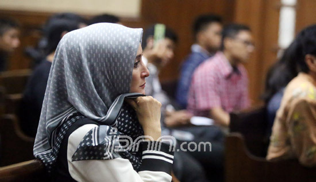 Istri dari terdakwa Fahmi Dharmawansyah, Inneke Koesherawati saat menyimak jalannya sidang pemeriksaan di Pengadilan Tipikor, Jakarta, Rabu (3/5). - JPNN.com